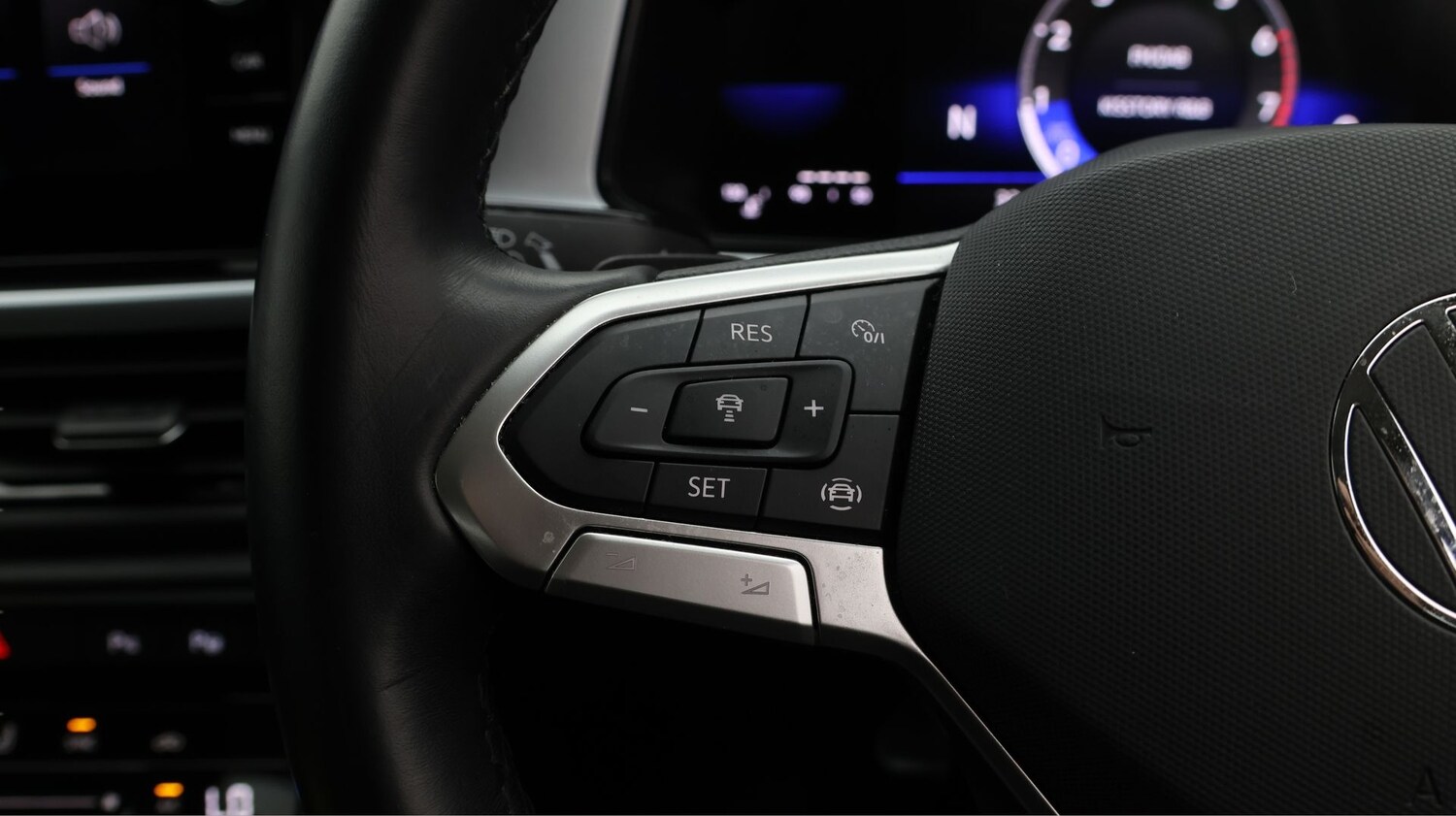 Used Volkswagen T-Roc 2023 for sale - 77293918: Photo 23