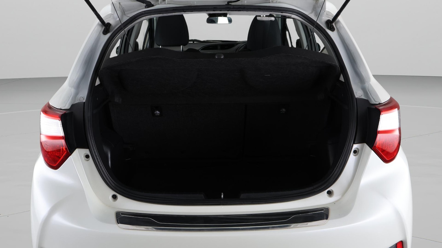 Used Toyota Yaris 2018 for sale - 76585380: Photo 18