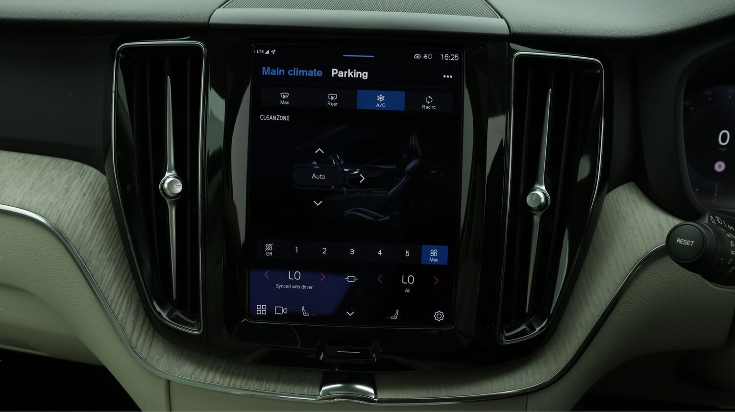 Used Volvo XC60 2023 for sale - 78162106: Photo 12