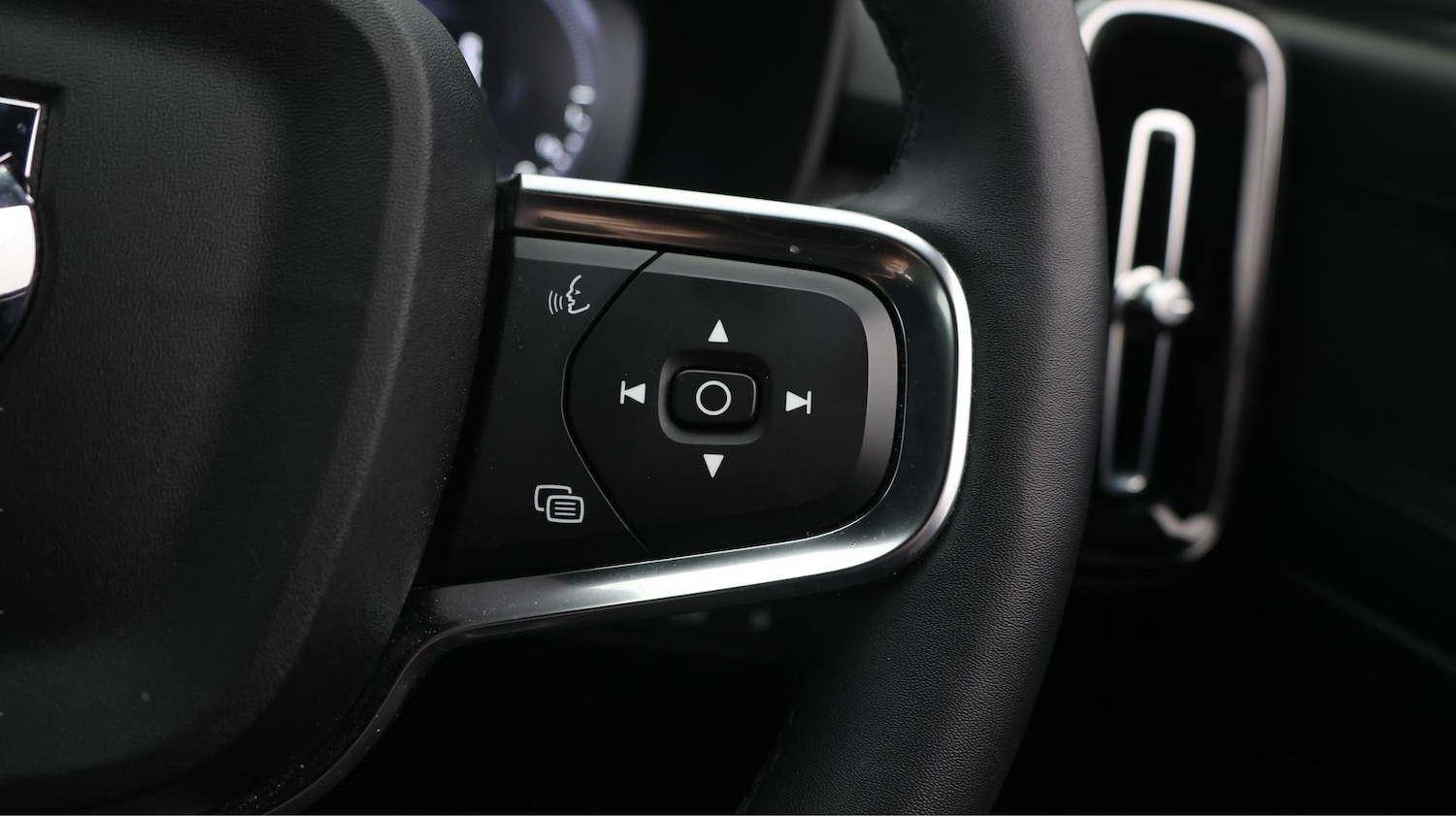 Used Volvo XC40 2023 for sale - 77848530: Photo 25