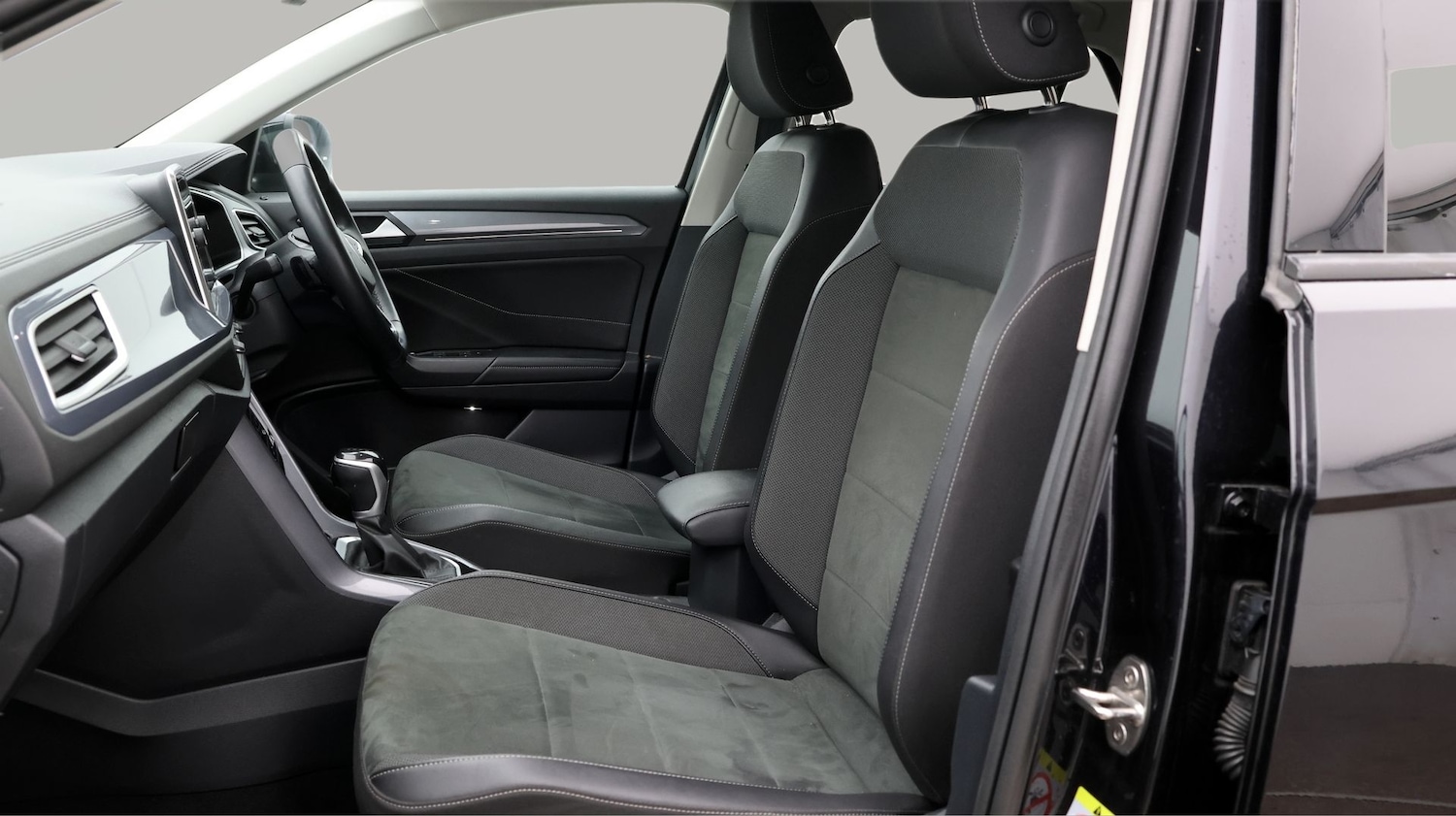 Used Volkswagen T-Roc 2024 for sale - 77262649: Photo 14