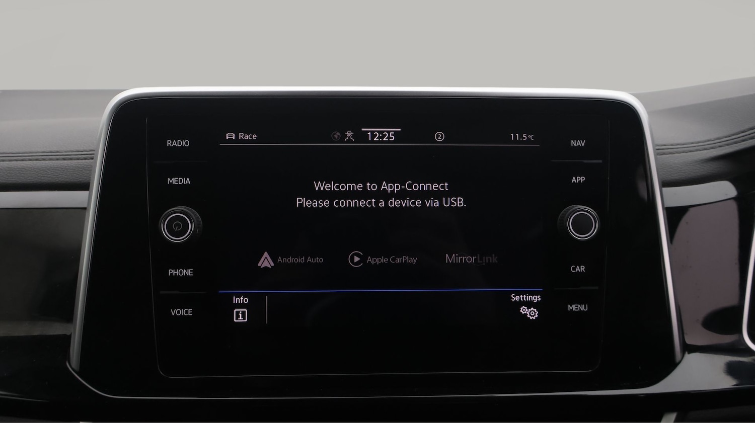 Used Volkswagen T-Roc for sale - 77186468: Photo 23