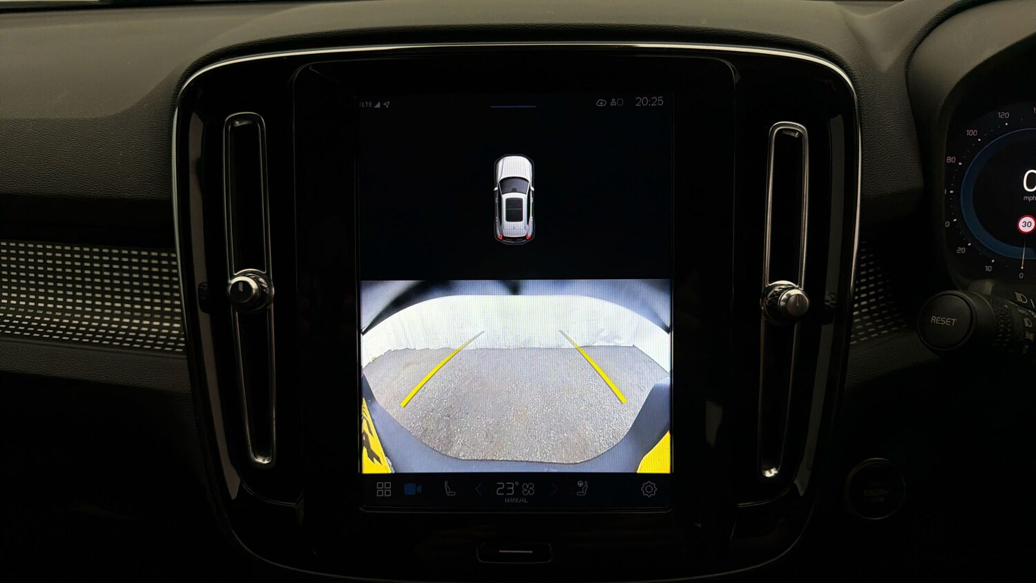 Used Volvo XC40 for sale - 78163745: Photo 27