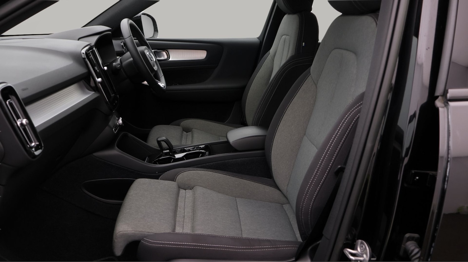 Used Volvo XC40 2023 for sale - 77822099: Photo 14