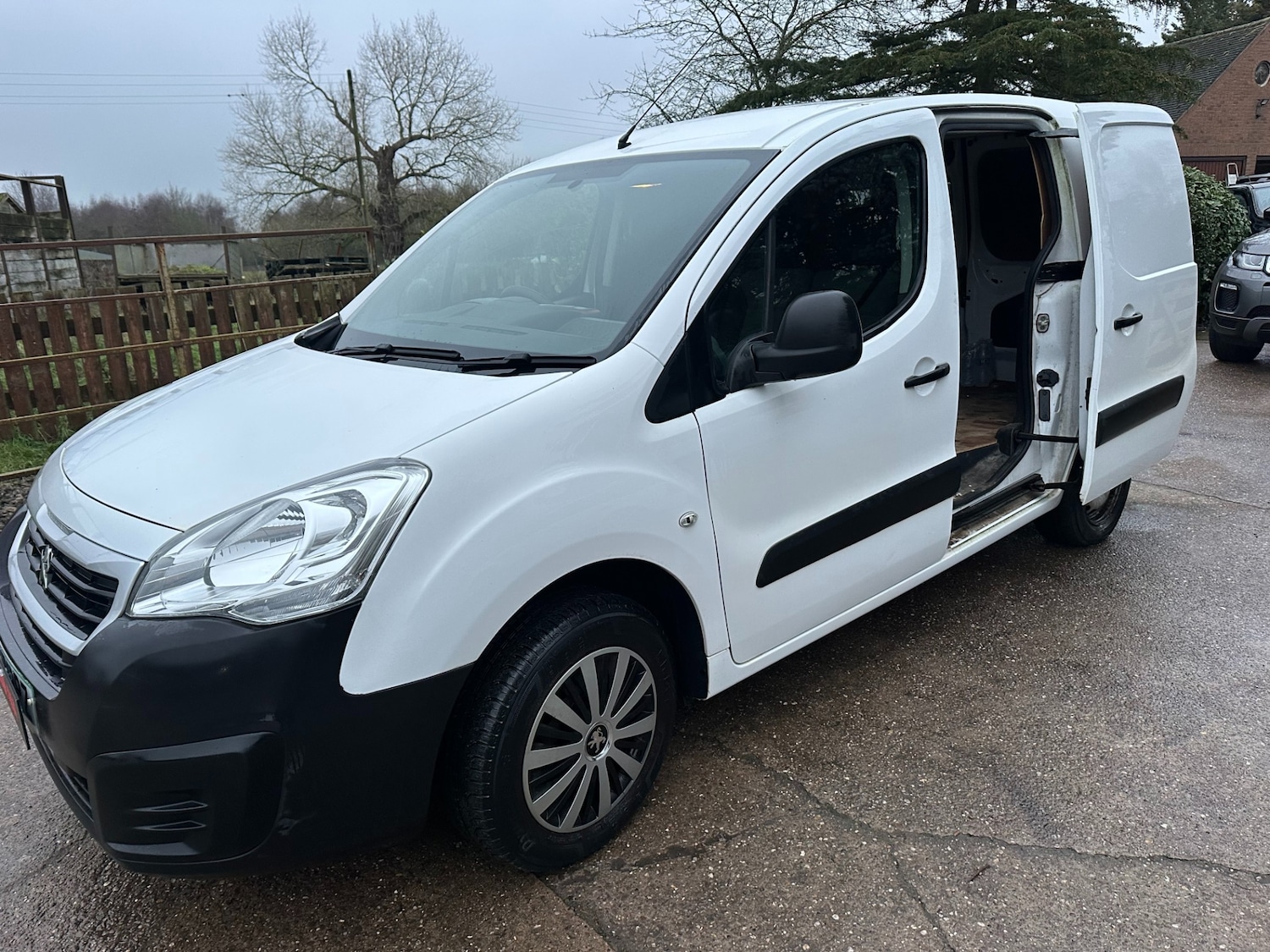 Used Peugeot Partner 2017 for sale - 77138682: Photo 2