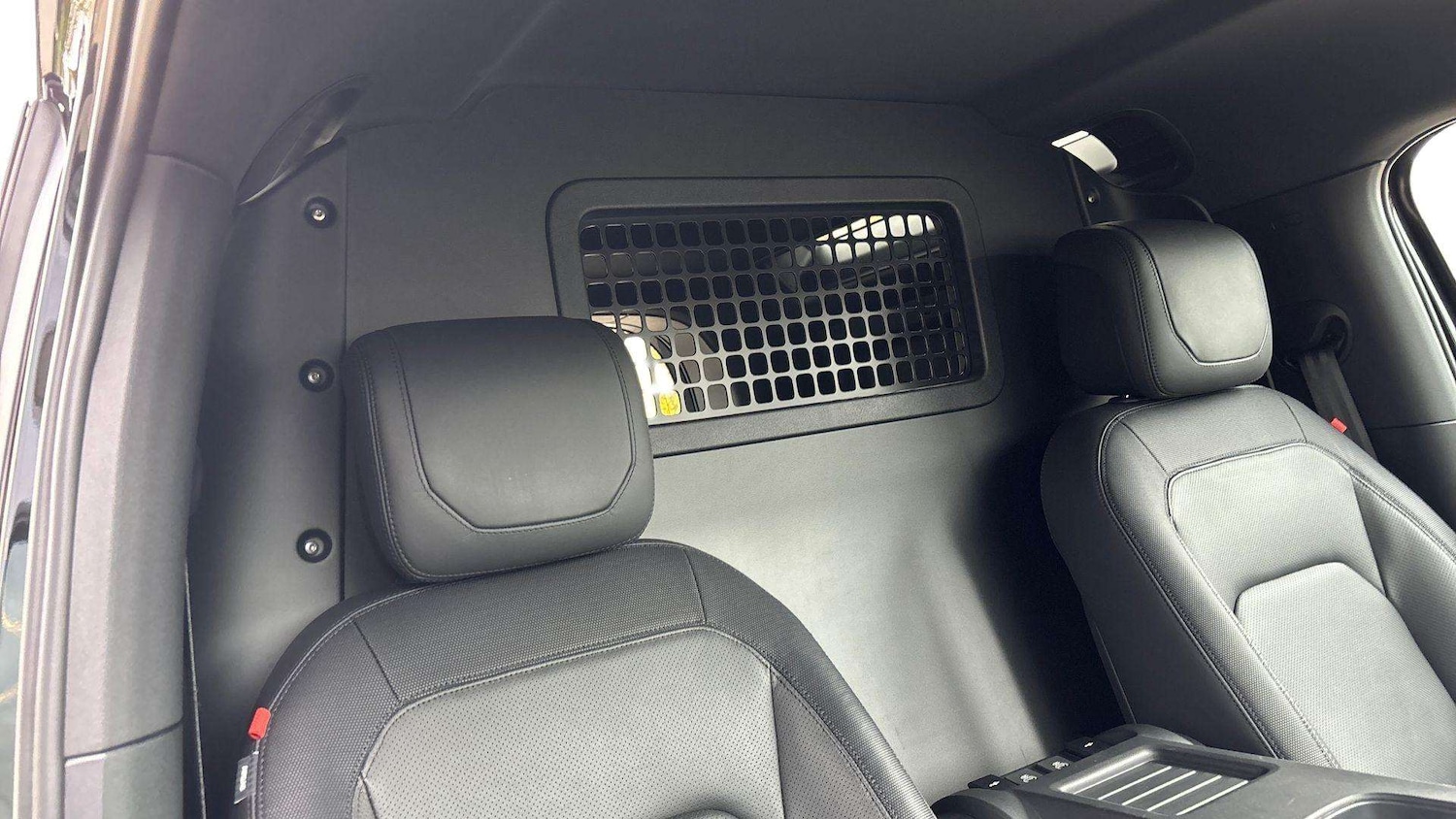 Used Land Rover Defender 2024 for sale - 76460318: Photo 4