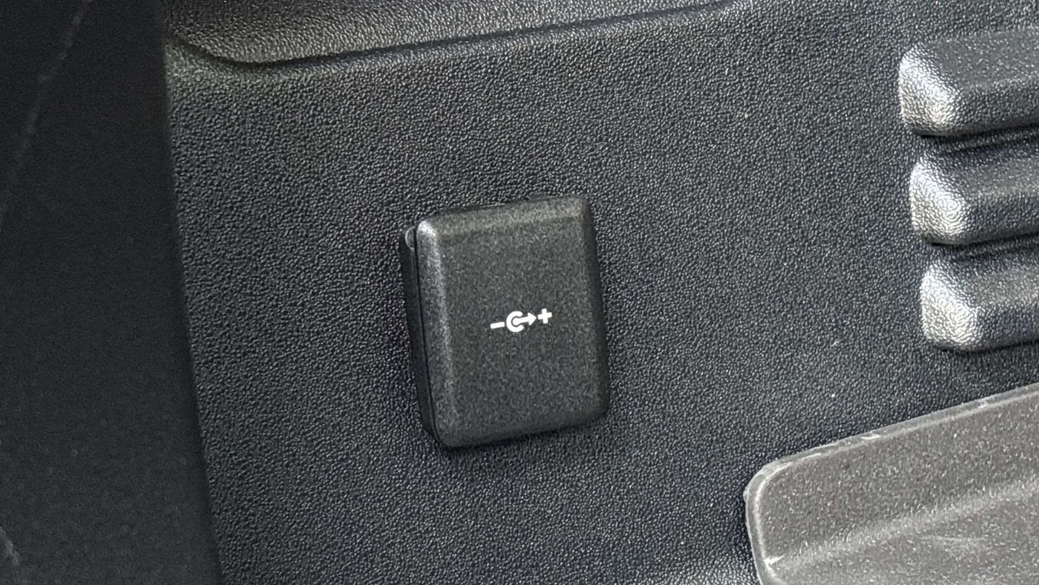 Used Land Rover Defender 90 2025 for sale - 77686671: Photo 27