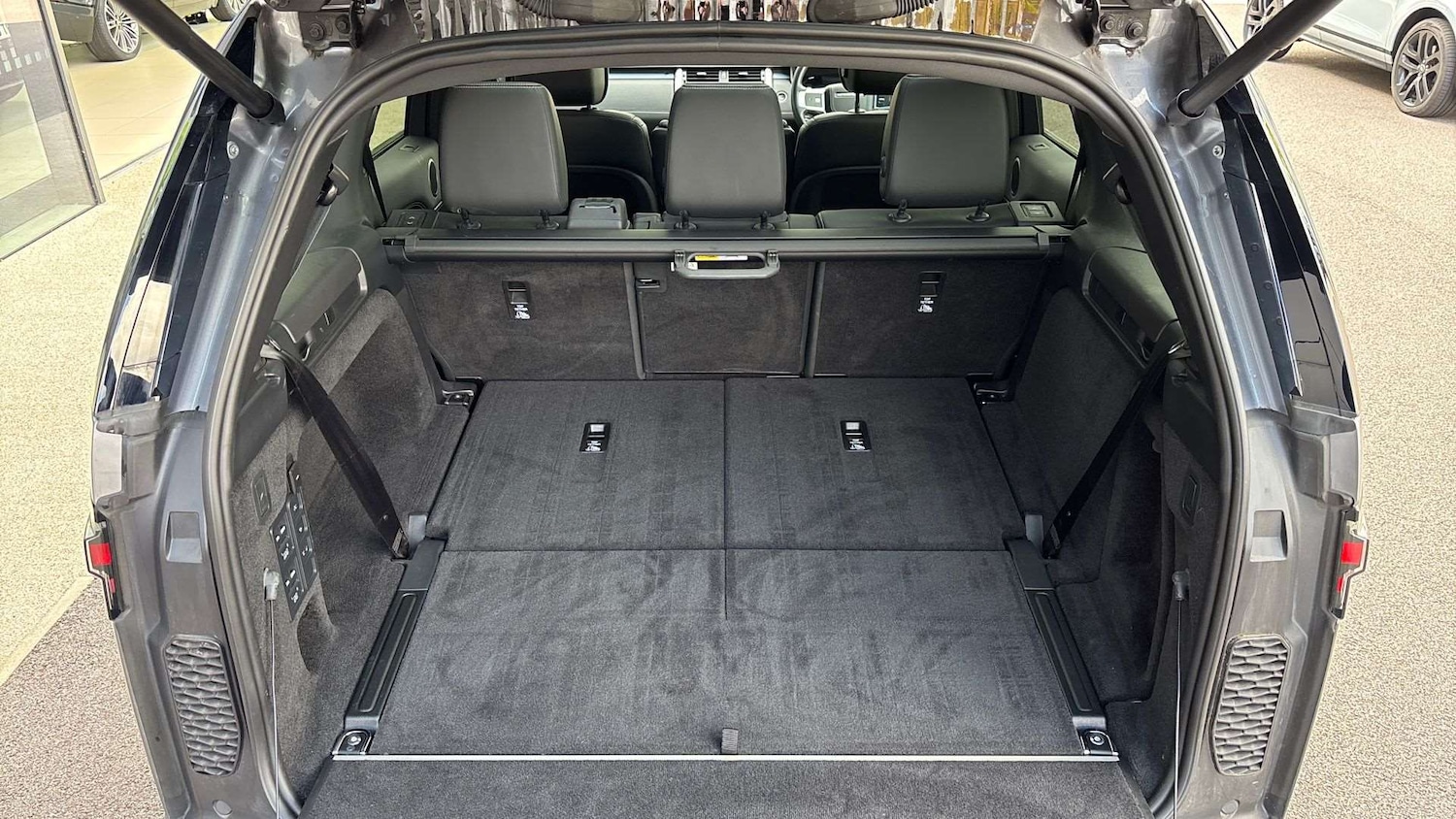 Used Land Rover Discovery 2023 for sale - 76460150: Photo 10