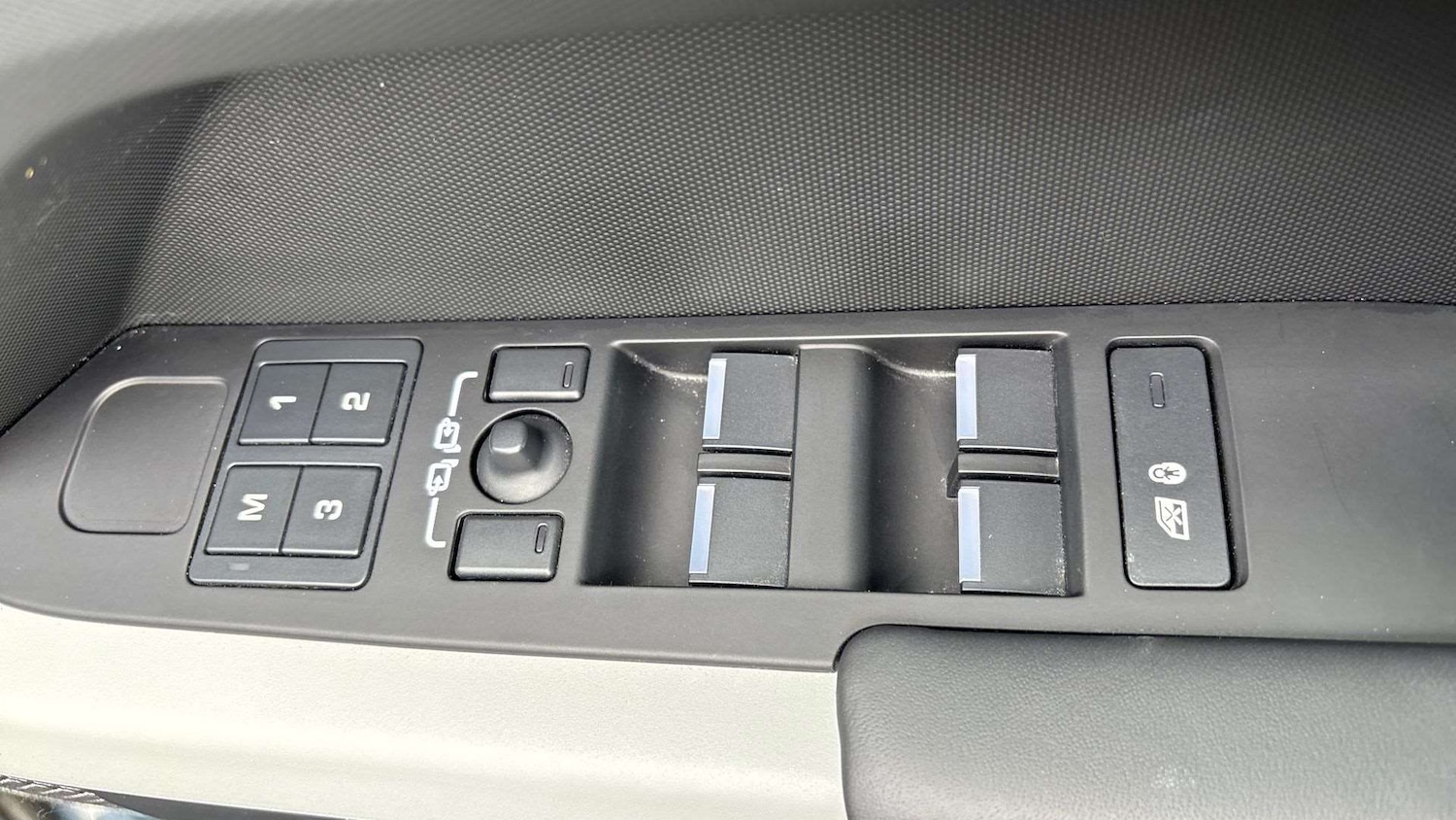 Used Land Rover Defender 2024 for sale - 76459869: Photo 25