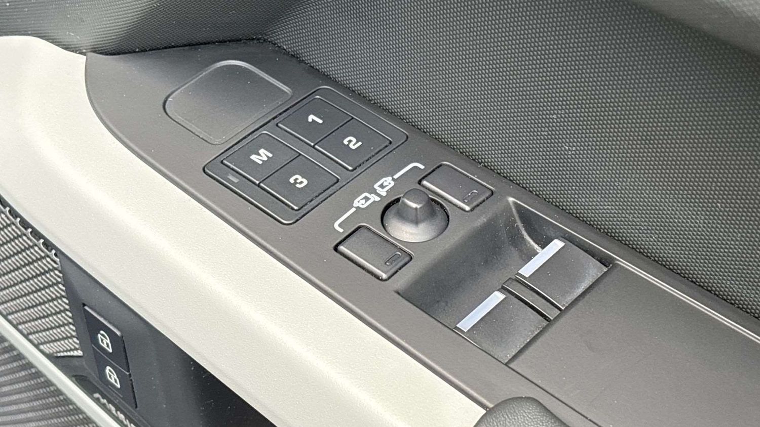 Used Land Rover Defender 90 2023 for sale - 76774129: Photo 25