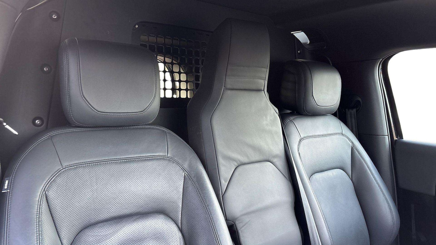 Used Land Rover Defender 90 2023 for sale - 76774129: Photo 4