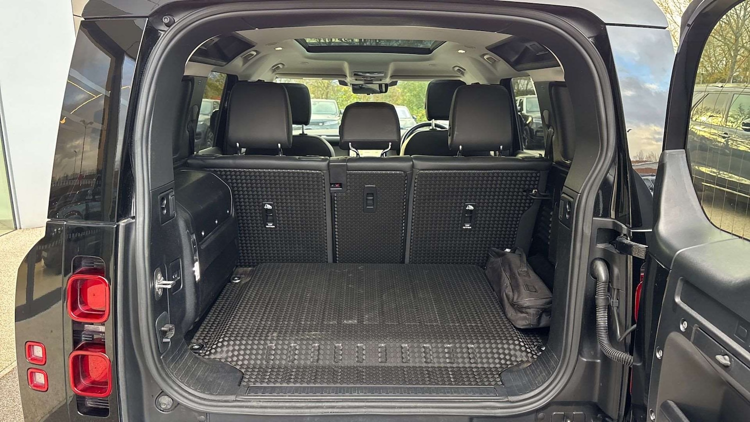 Used Land Rover Defender 2023 for sale - 76515528: Photo 10