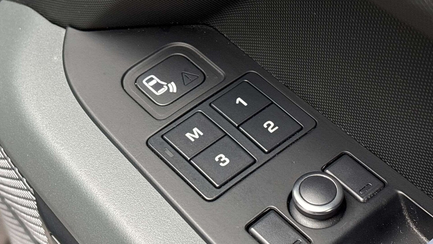 Used Land Rover Defender 2021 for sale - 77674730: Photo 25