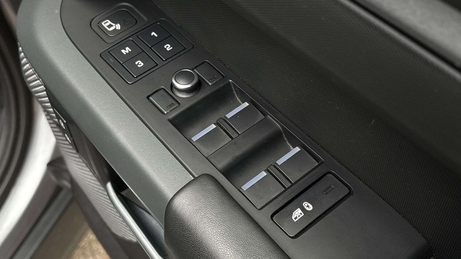 Used Land Rover Defender 2021 for sale - 77674730: Photo 33