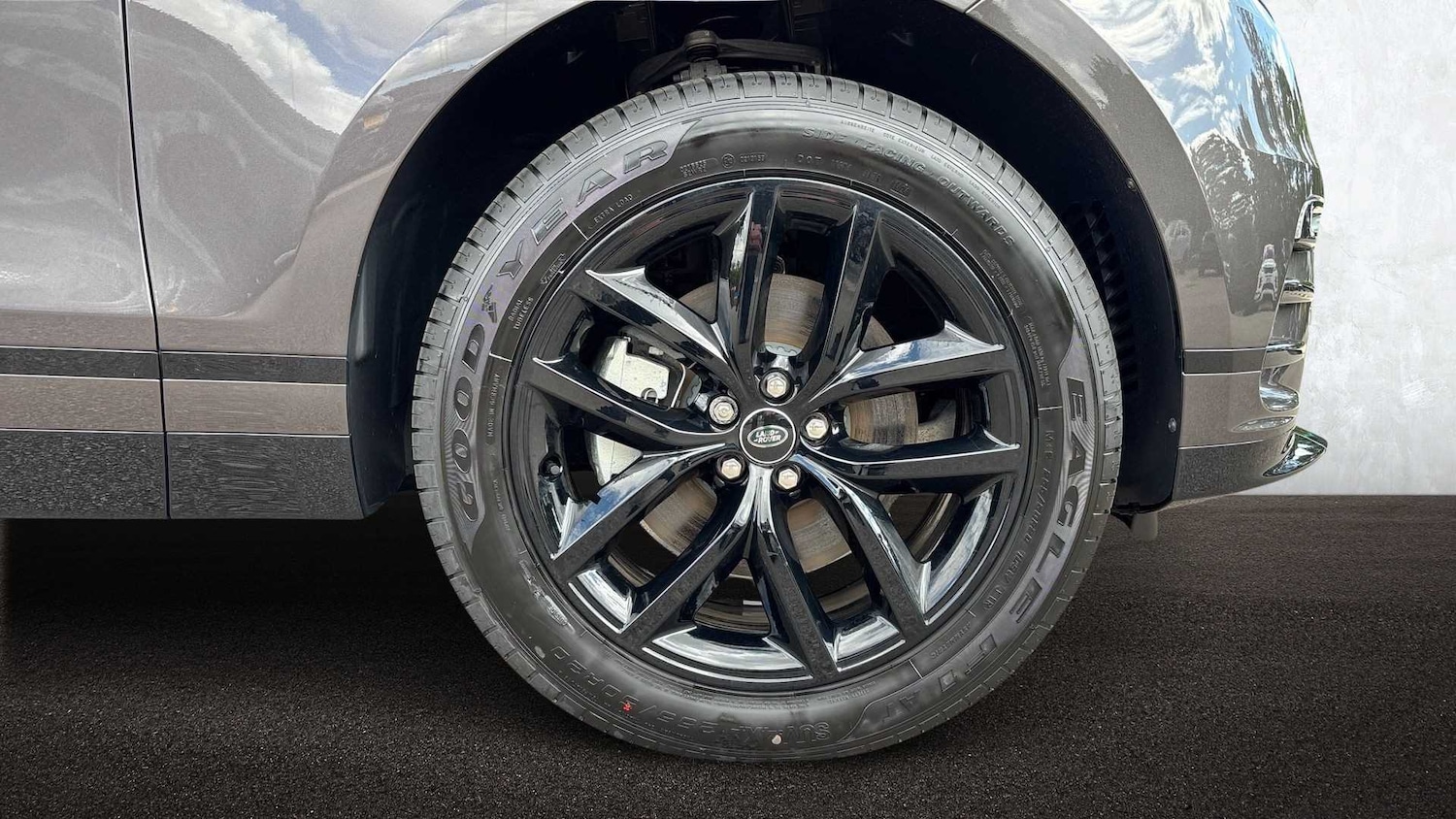 Used Land Rover Range Rover Velar 2025 for sale - 76540846: Photo 8