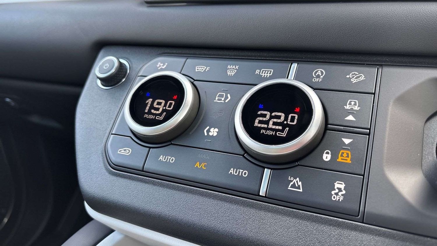 Used Land Rover Defender 2025 for sale - 76460660: Photo 29