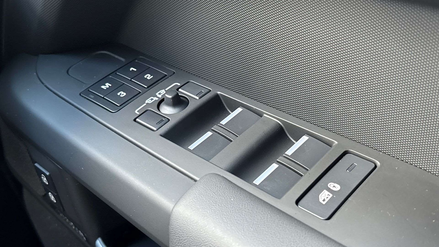 Used Land Rover Defender 2025 for sale - 76460660: Photo 32