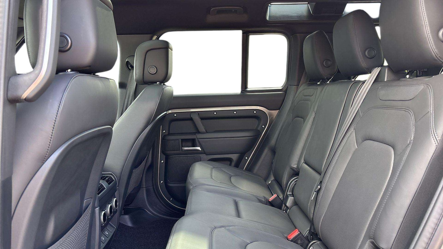 Used Land Rover Defender 2025 for sale - 76460660: Photo 4