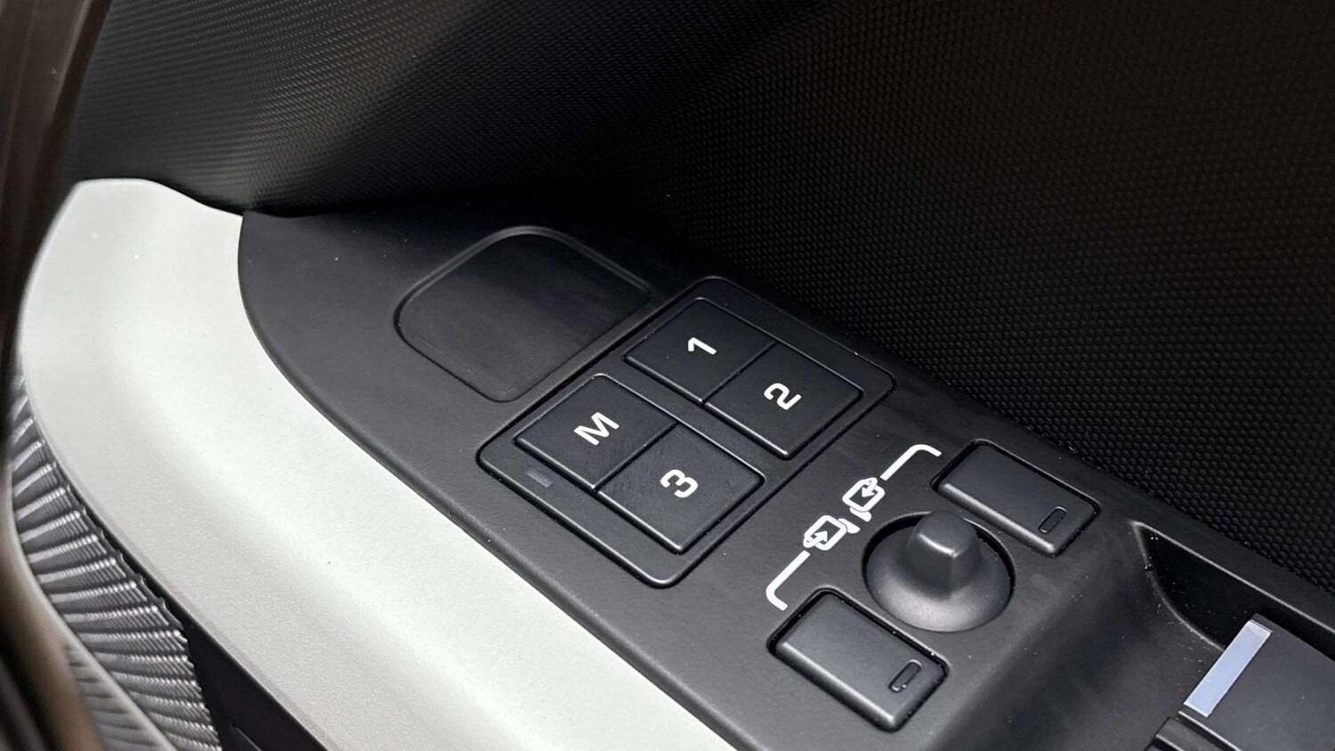 Used Land Rover Defender 2024 for sale - 77810877: Photo 25