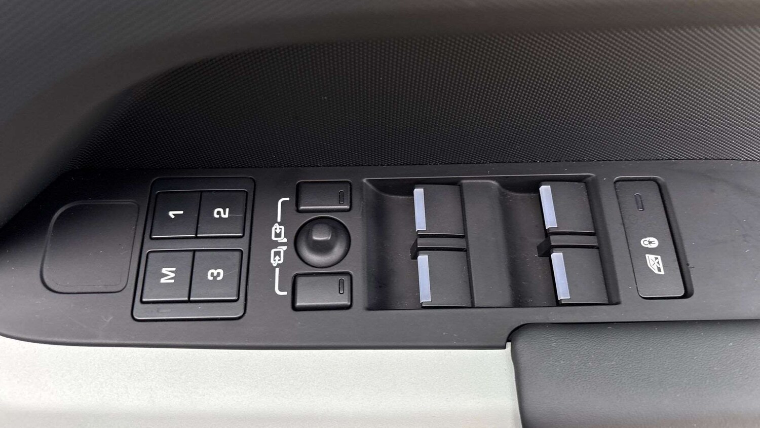 Used Land Rover Defender 2023 for sale - 76460265: Photo 25