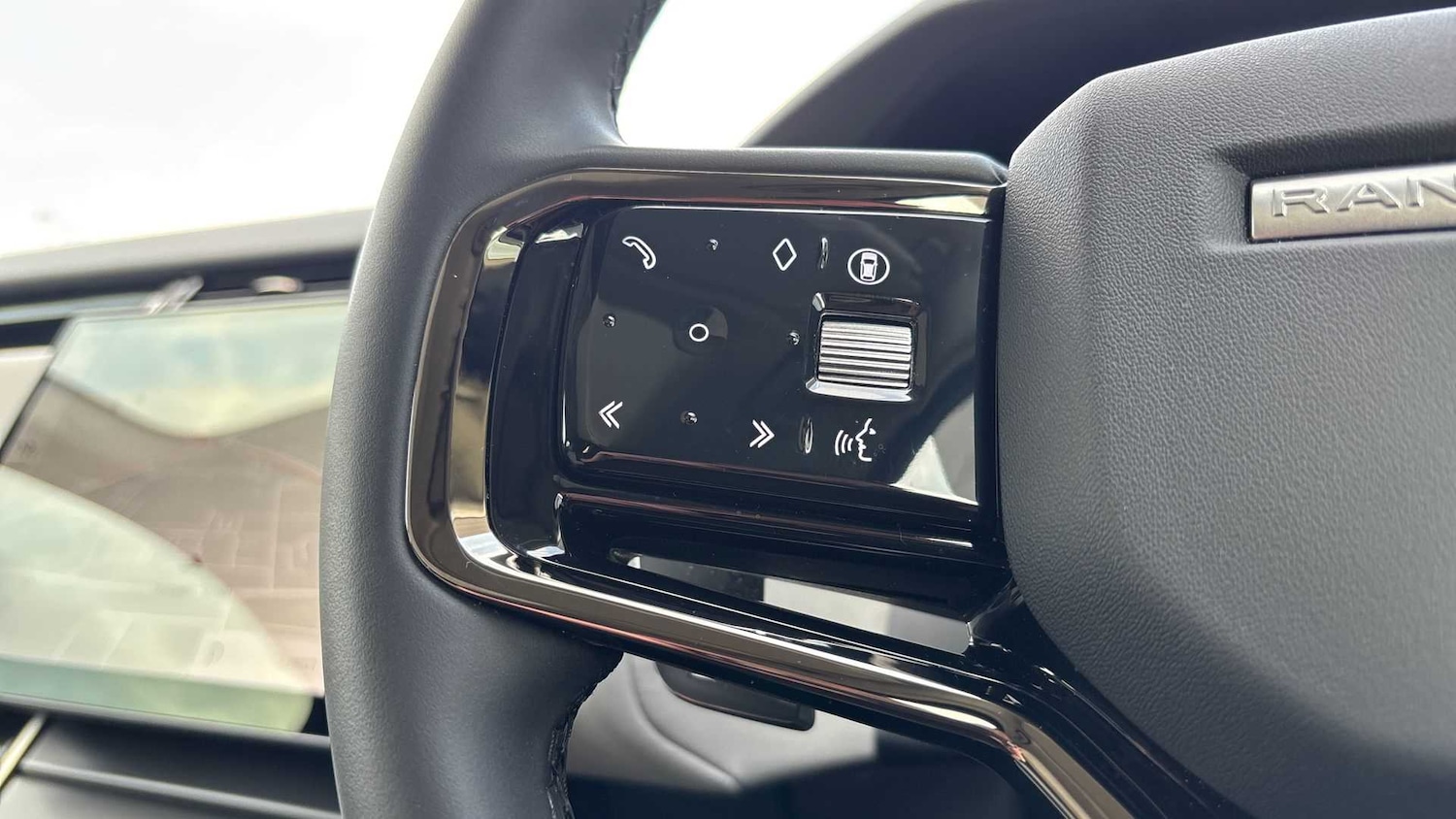 Used Land Rover Range Rover Velar 2024 for sale - 76460120: Photo 30