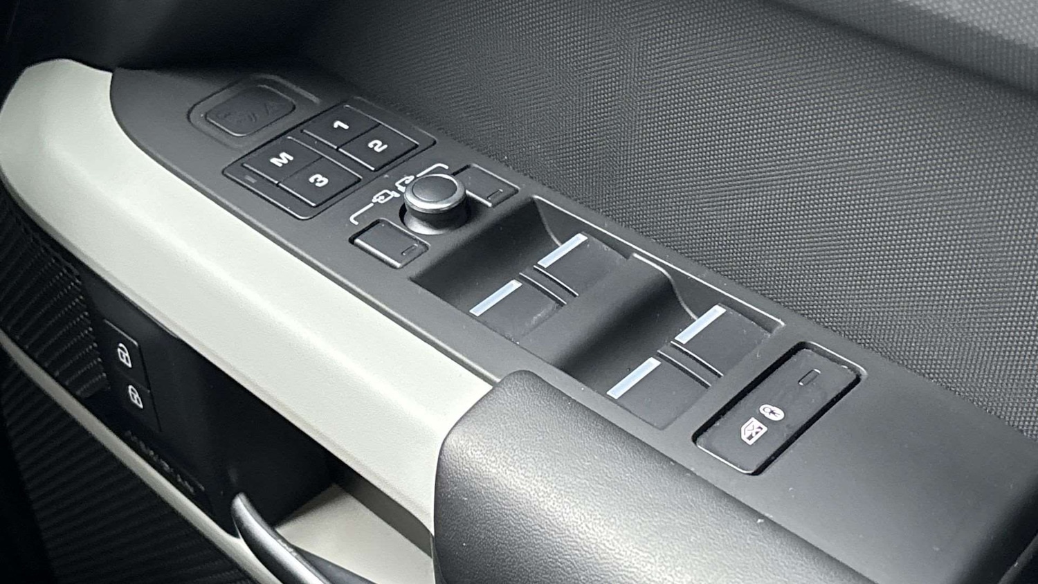 Used Land Rover Defender 2022 for sale - 76460113: Photo 32