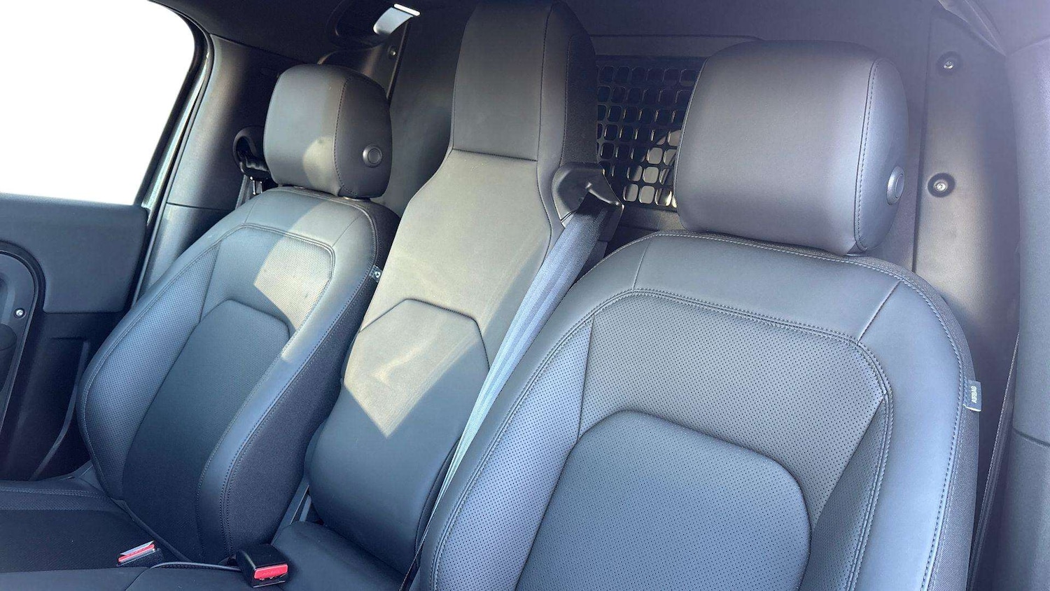 Used Land Rover Defender 2025 for sale - 76460228: Photo 4