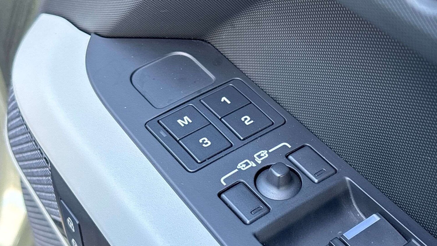 Used Land Rover Defender 2023 for sale - 77270209: Photo 25