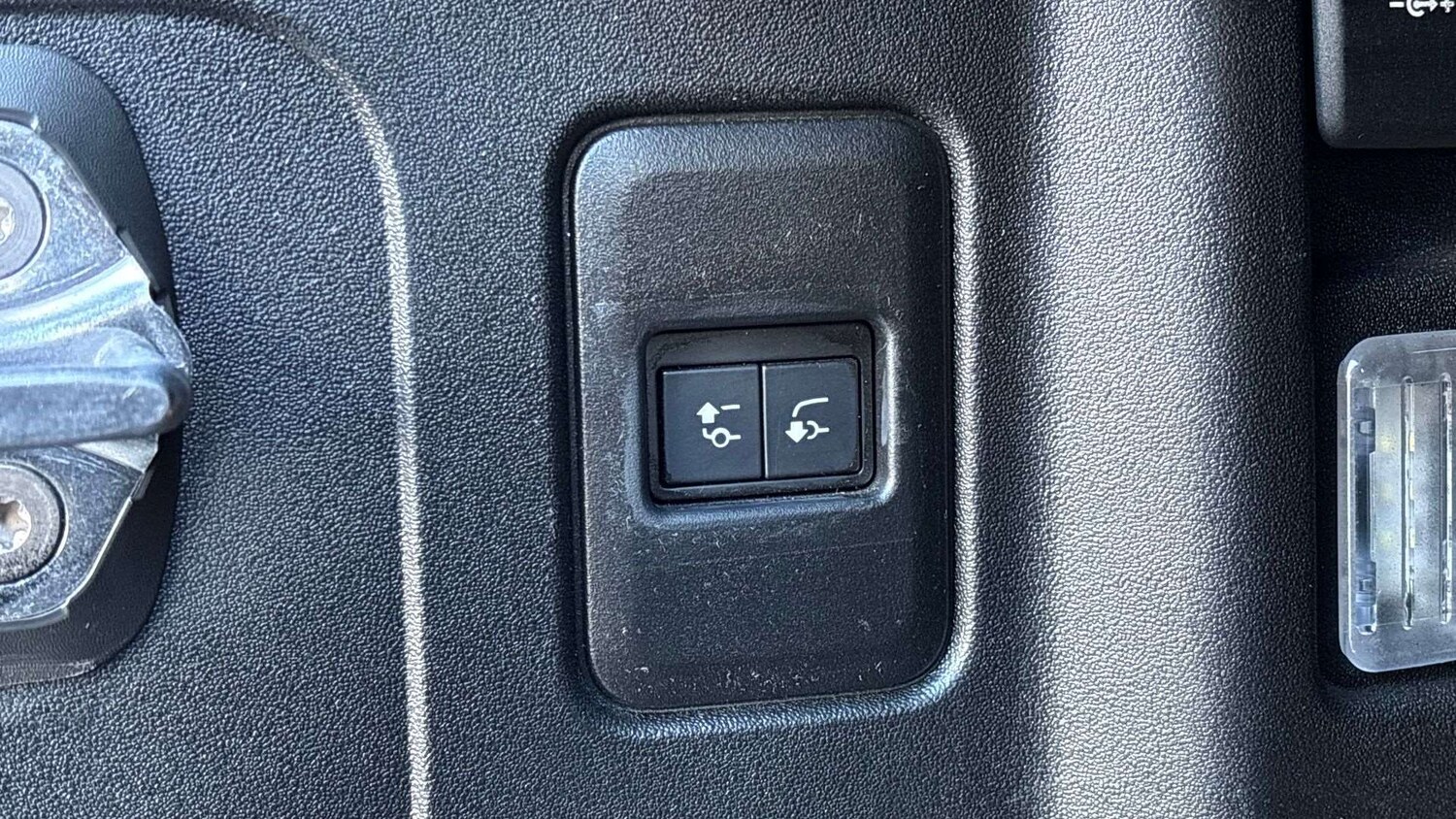 Used Land Rover Defender 2023 for sale - 77270209: Photo 27