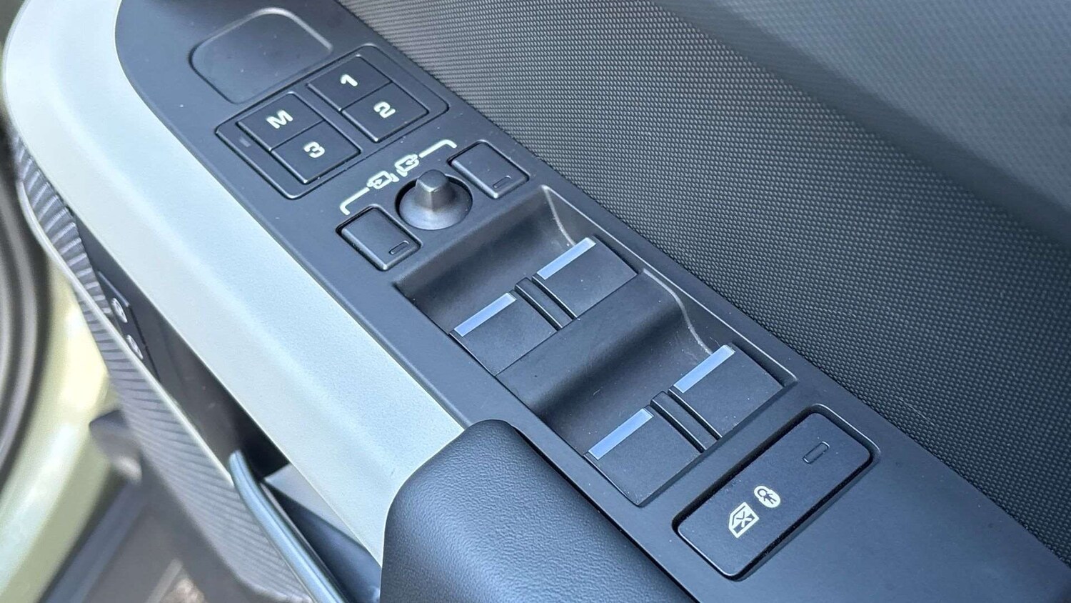 Used Land Rover Defender 2023 for sale - 77270209: Photo 33