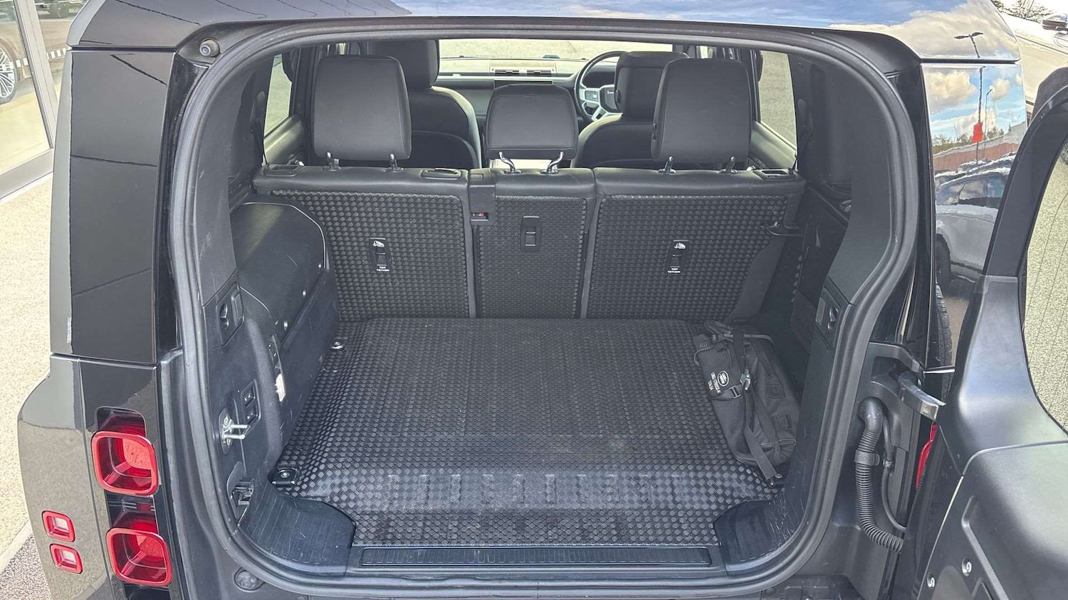 Used Land Rover Defender 2023 for sale - 76460643: Photo 10