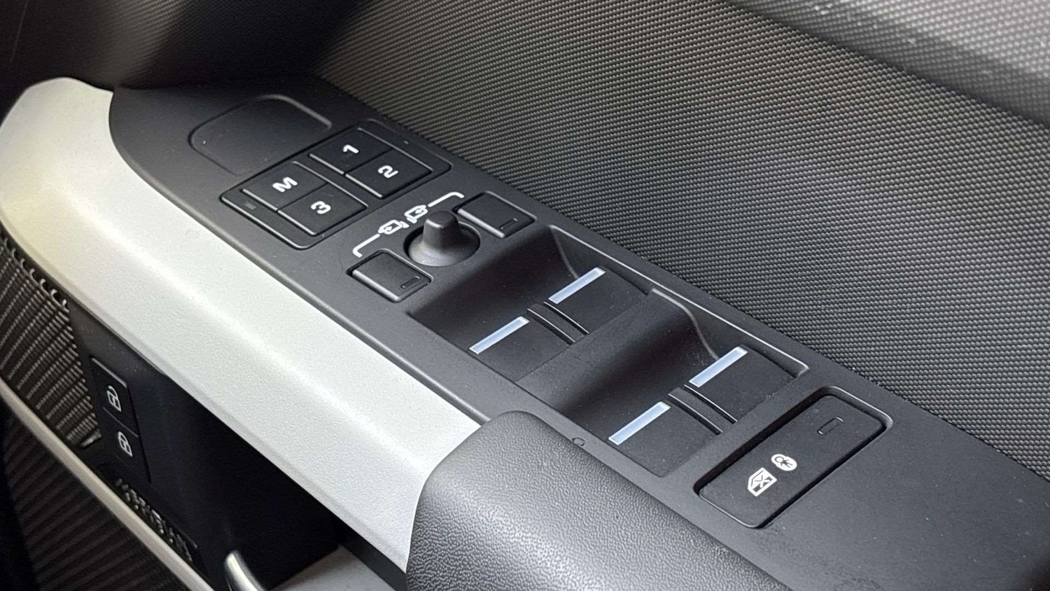 Used Land Rover Defender 2023 for sale - 76460643: Photo 32