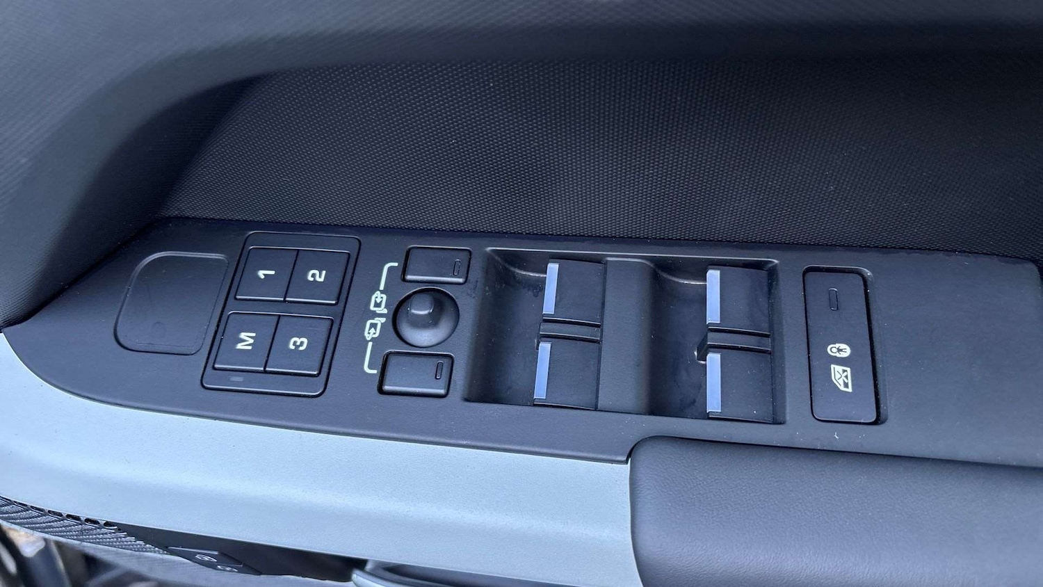 Used Land Rover Defender 2024 for sale - 76460292: Photo 25