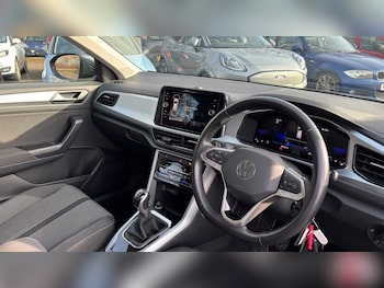 Used Volkswagen T-Roc 2023 for sale - 77589125: Photo