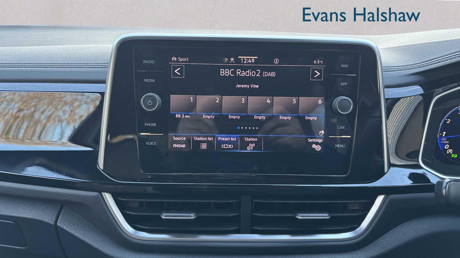 Used Volkswagen T-Roc 2022 for sale - 76967869: Photo 2