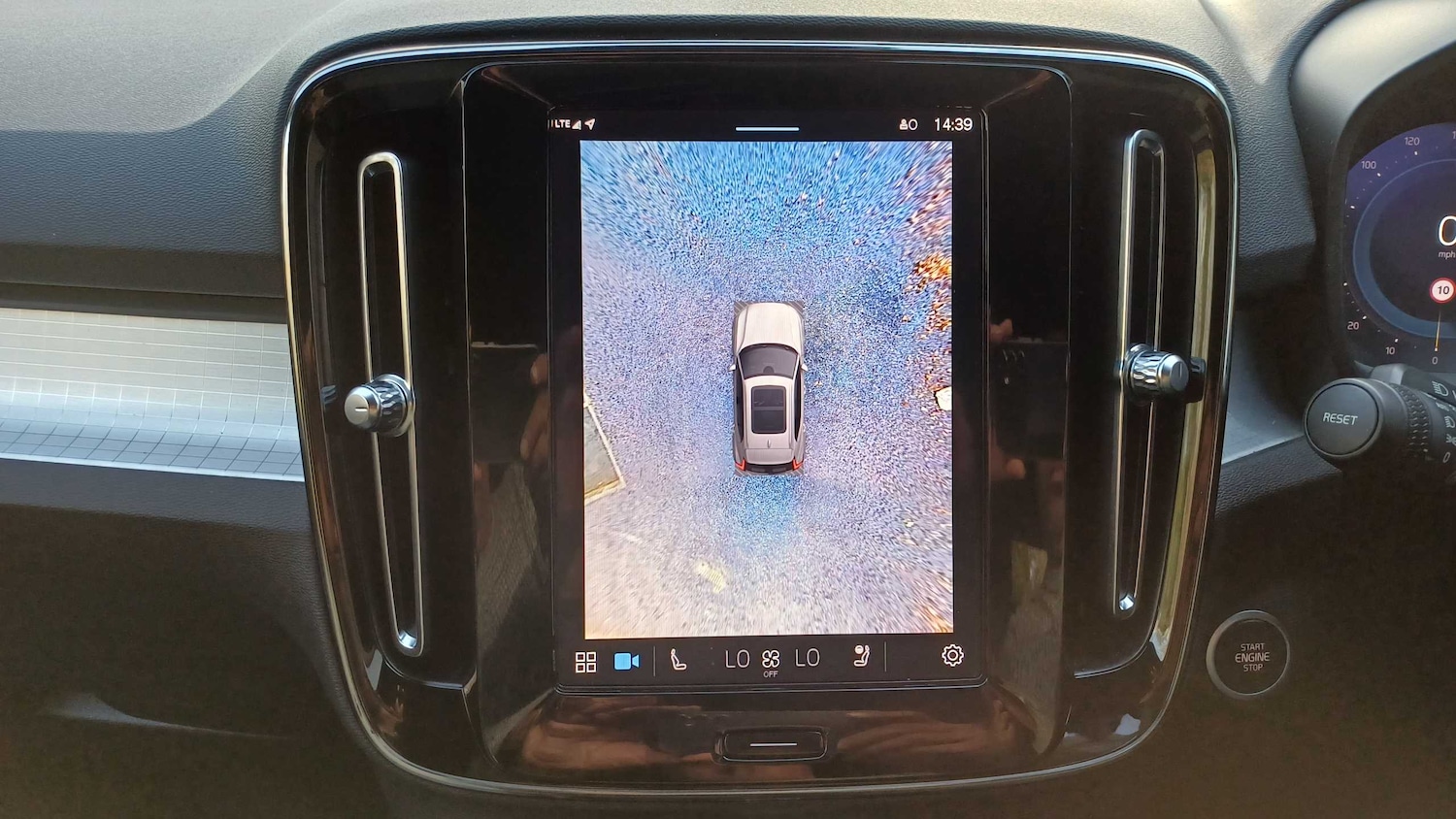 Used Volvo XC40 2023 for sale - 76272153: Photo 2