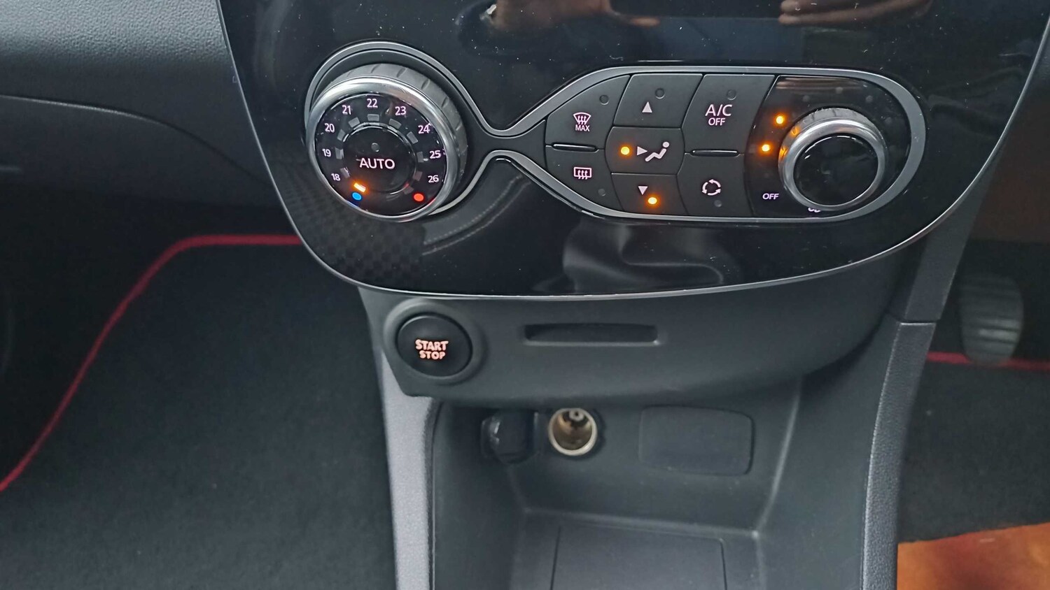 Used Renault Clio 2018 for sale - 76390640: Photo 16