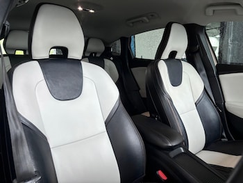 Used Volvo V40 Cross Country 2016 for sale - 78890994: Photo