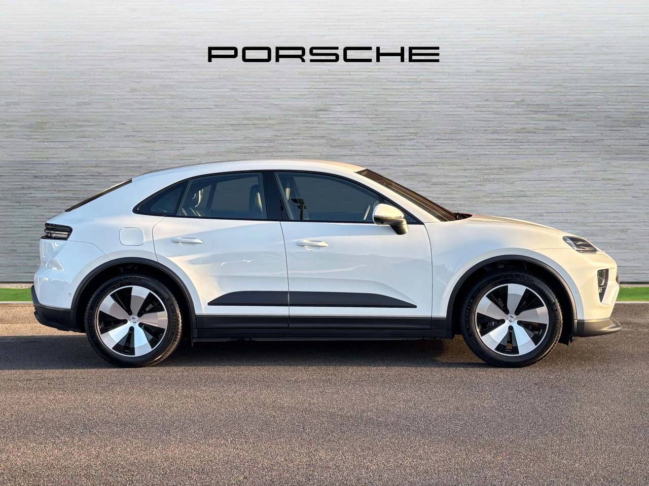 Used Porsche Macan 2024 for sale - 77177099: Photo 2