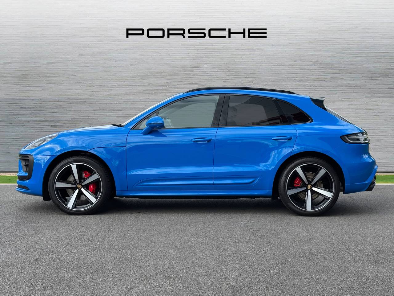 Used Porsche Macan 2024 for sale - 76110640: Photo 2