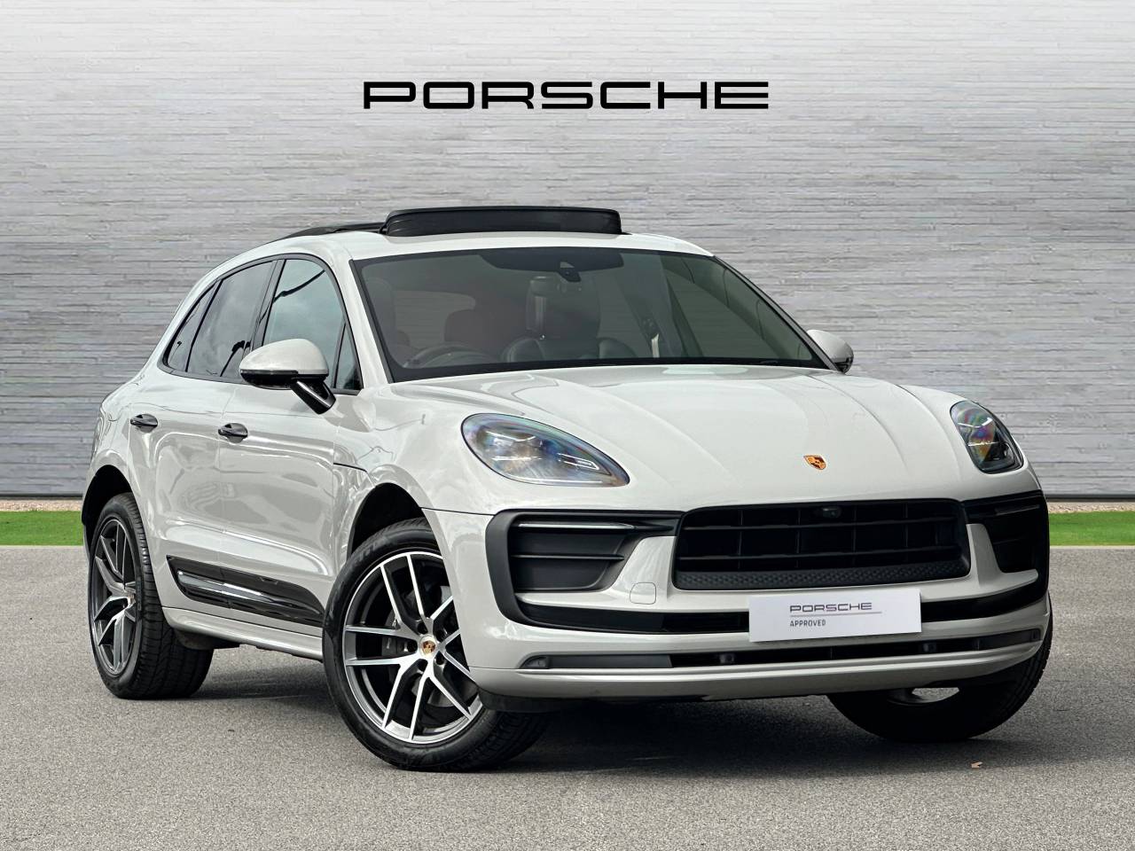 Used Porsche Macan 2023 for sale - 76154296: Photo 1