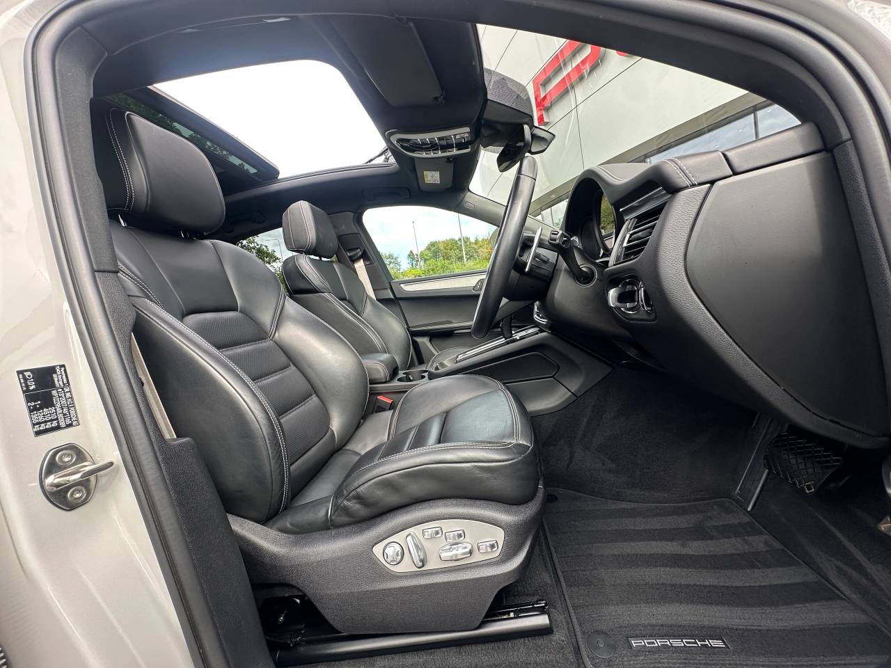 Used Porsche Macan 2023 for sale - 76154296: Photo 10