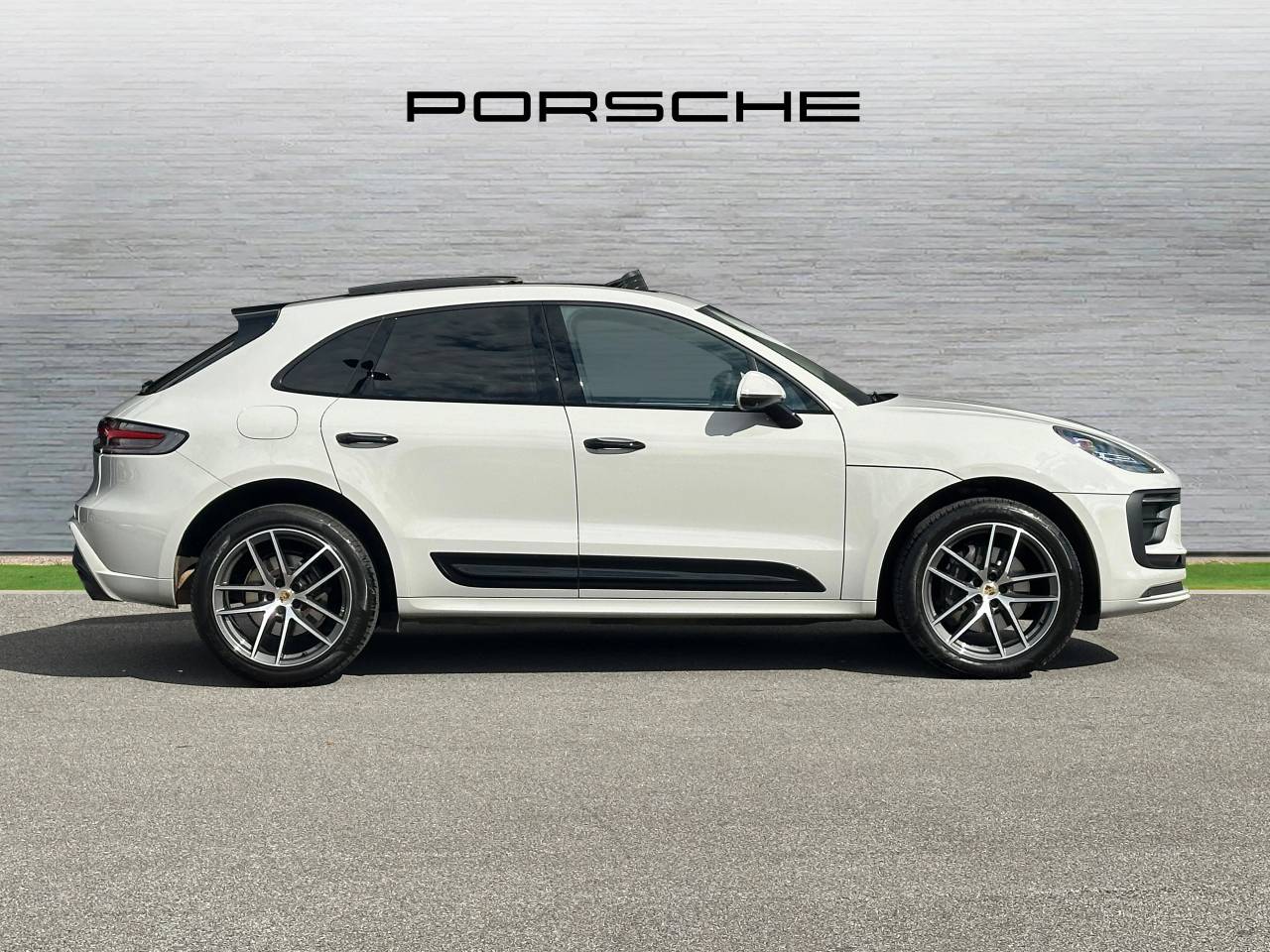 Used Porsche Macan 2023 for sale - 76154296: Photo 2