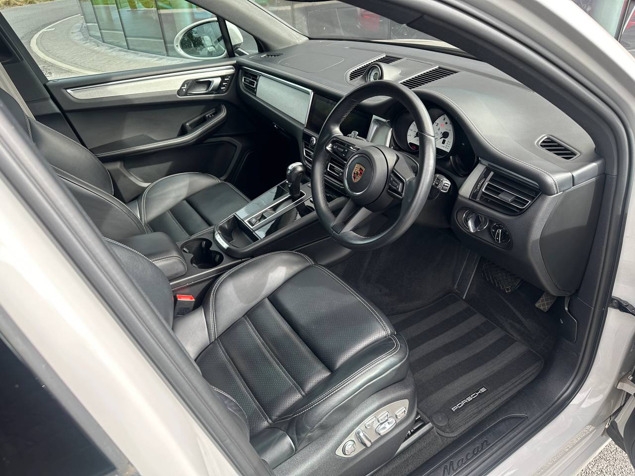 Used Porsche Macan 2023 for sale - 76154296: Photo 8