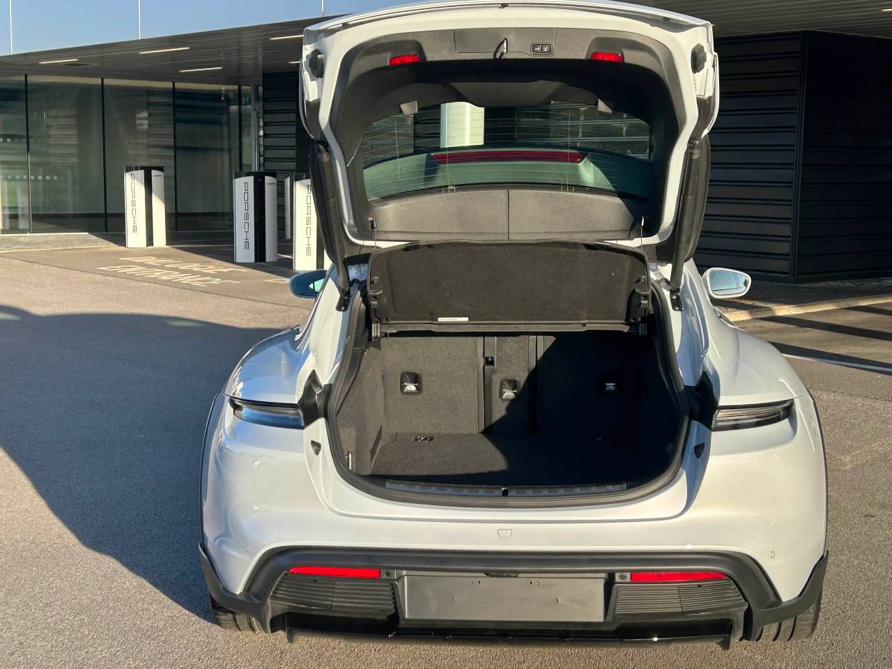 Used Porsche Taycan 2023 for sale - 77177551: Photo 16