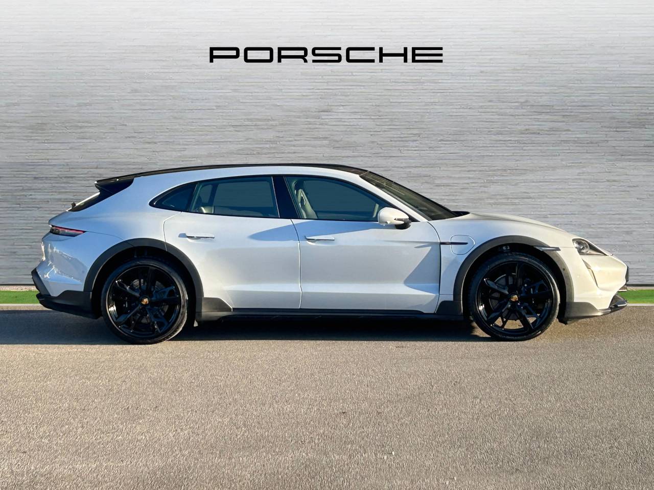 Used Porsche Taycan 2023 for sale - 77177551: Photo 2