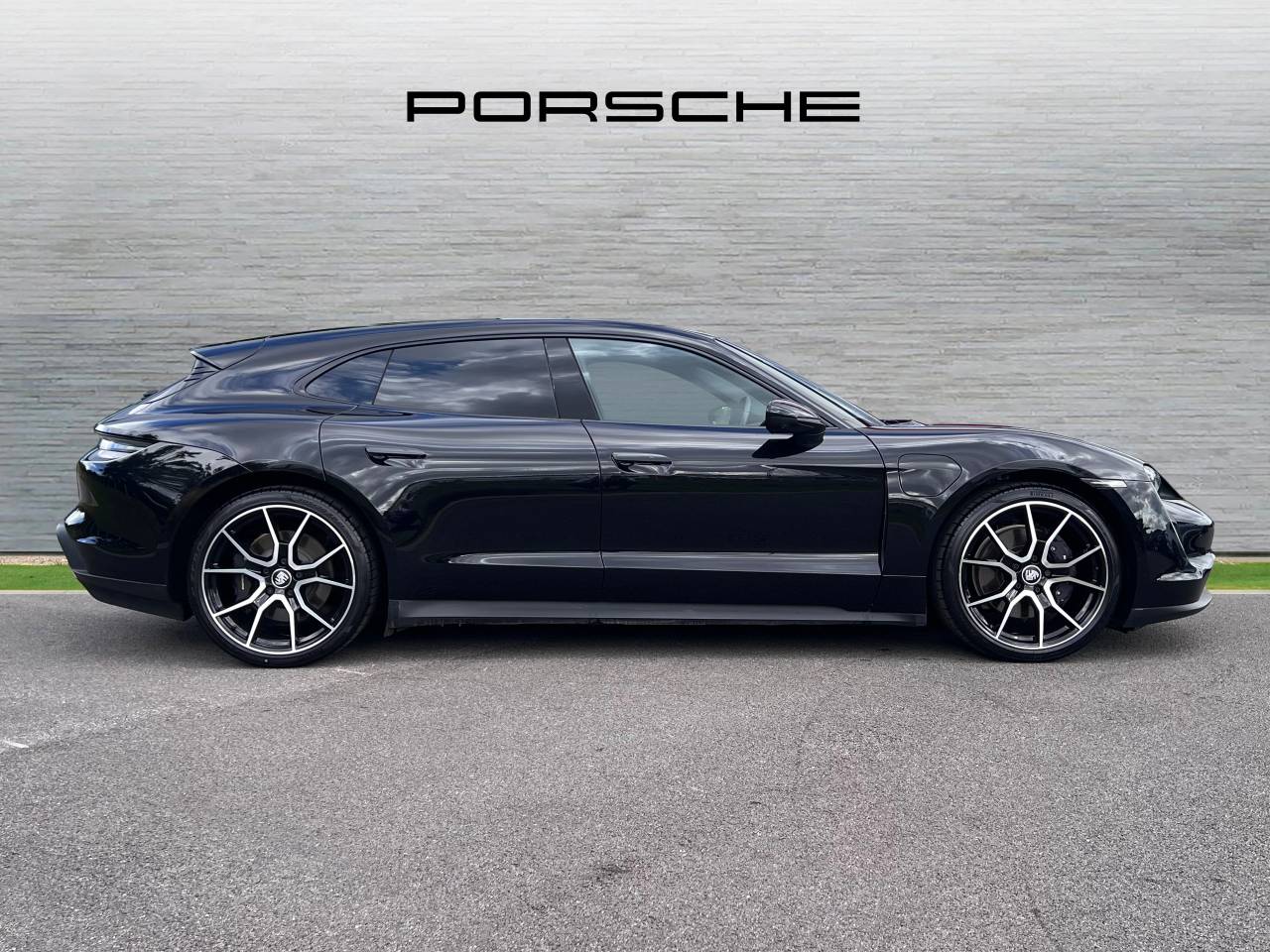 Used Porsche Taycan 2023 for sale - 76110623: Photo 2