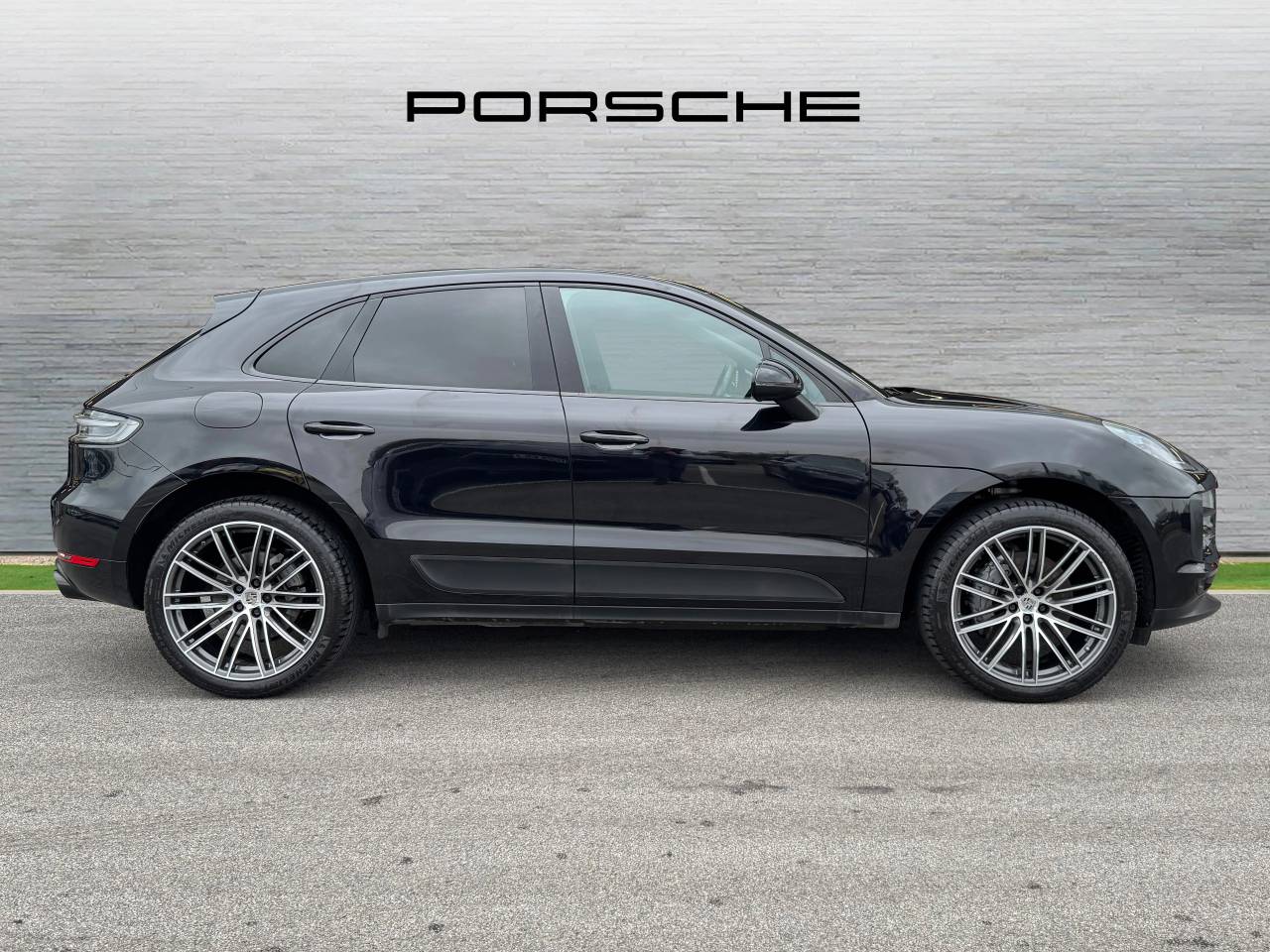 Used Porsche Macan 2021 for sale - 77388422: Photo 2