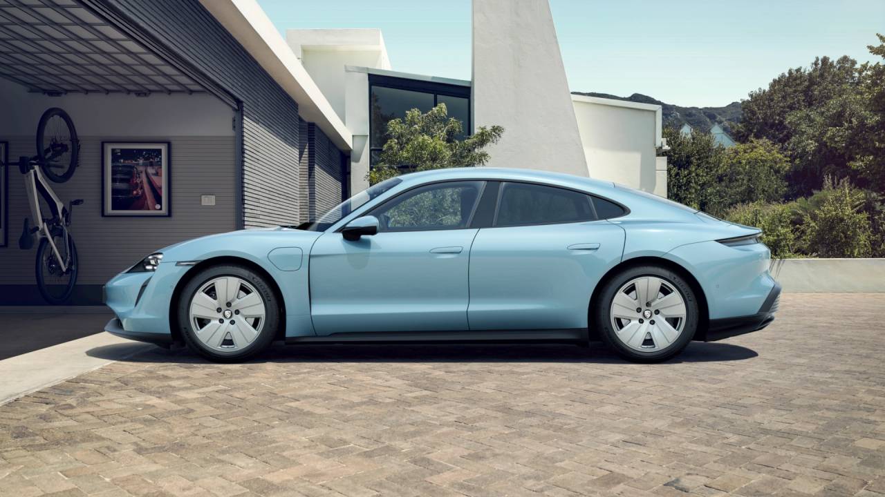 Used Porsche Taycan 2022 for sale - 77372490: Photo 2