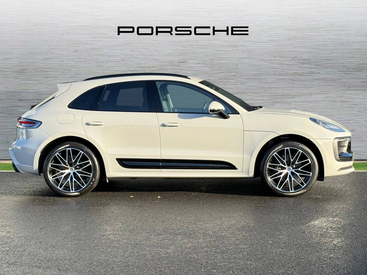Used Porsche Macan 2025 for sale - 76609252: Photo 2